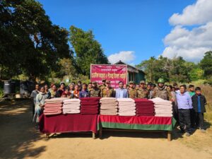 বান্দরবানের সীমান্তবর্তী দুর্গম পাহাড়ি এলাকায় অসহায়দের মাঝে শীতবস্ত্র বিতরণ করল সেনাবাহিনী