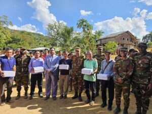 বড়দিনের আনন্দে সেনাবাহিনীর সহমর্মিতা: বান্দরবানের বাকলাই পাড়ায় খ্রিস্টান সম্প্রদায়ের মাঝে কেক বিতরণ