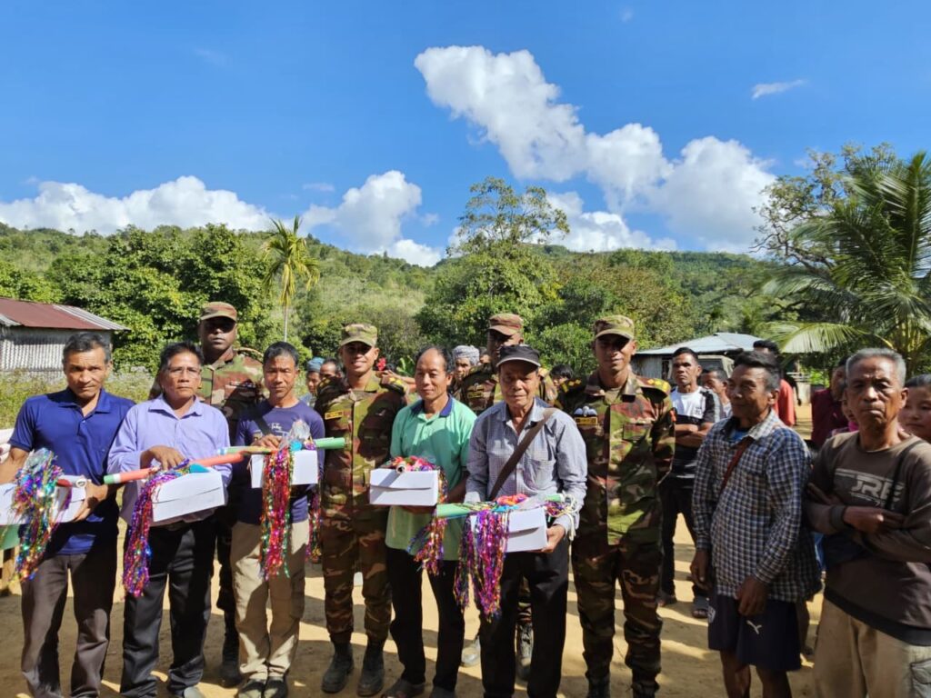বড়দিনের আনন্দে সেনাবাহিনীর সহমর্মিতা: বান্দরবানের বাকলাই পাড়ায় খ্রিস্টান সম্প্রদায়ের মাঝে কেক বিতরণ