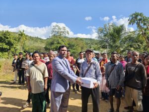 বড়দিনের আনন্দে সেনাবাহিনীর সহমর্মিতা: বান্দরবানের বাকলাই পাড়ায় খ্রিস্টান সম্প্রদায়ের মাঝে কেক বিতরণ