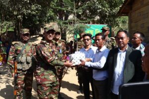 বড়দিন উপলক্ষে আলীকদমের দুর্গম পাহাড়ে খ্রিষ্টান ধর্মাবলম্বীদের মাঝে সেনাবাহিনীর মানবিক সহায়তা