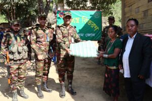 বড়দিন উপলক্ষে আলীকদমের দুর্গম পাহাড়ে খ্রিষ্টান ধর্মাবলম্বীদের মাঝে সেনাবাহিনীর মানবিক সহায়তা