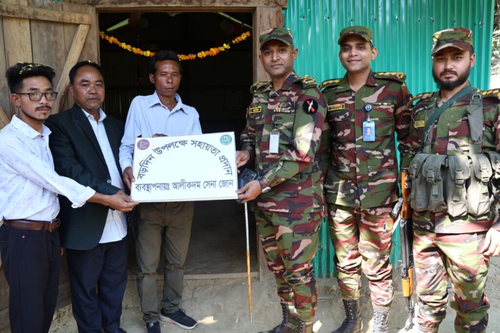 বড়দিন উপলক্ষে আলীকদমের দুর্গম পাহাড়ে খ্রিষ্টান ধর্মাবলম্বীদের মাঝে সেনাবাহিনীর মানবিক সহায়তা