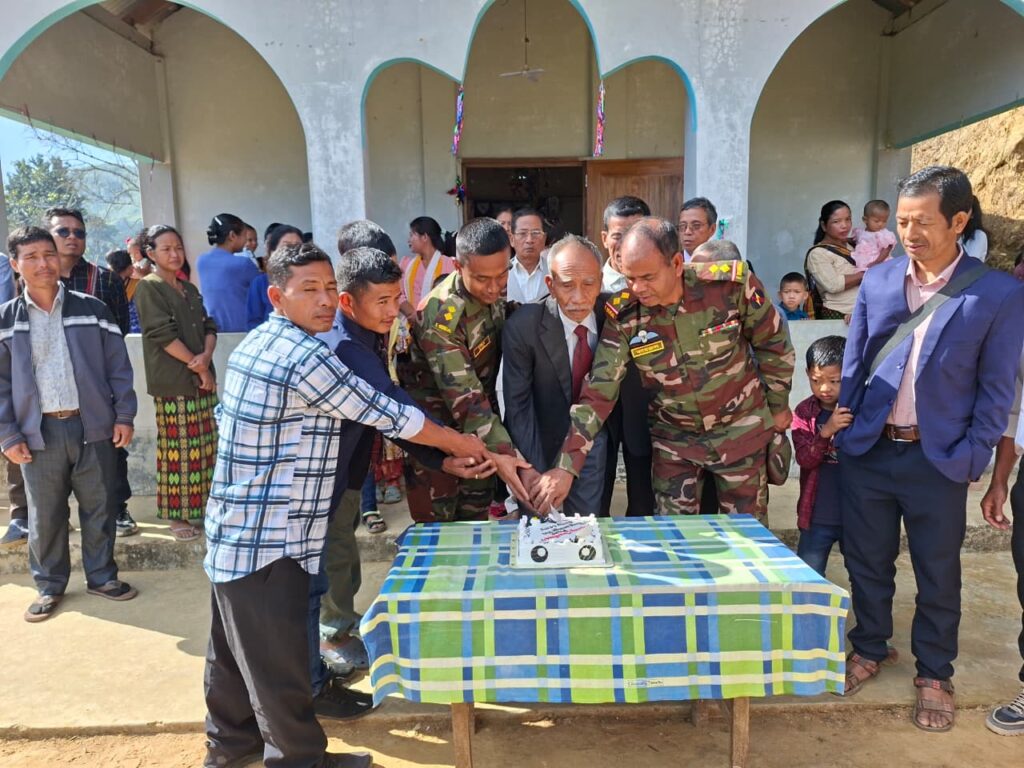 কেওক্রাডং টিওবির দাজিলিং পাড়ায় খ্রিস্টানদের সঙ্গে বড়দিন উদযাপন করল সেনাবাহিনী