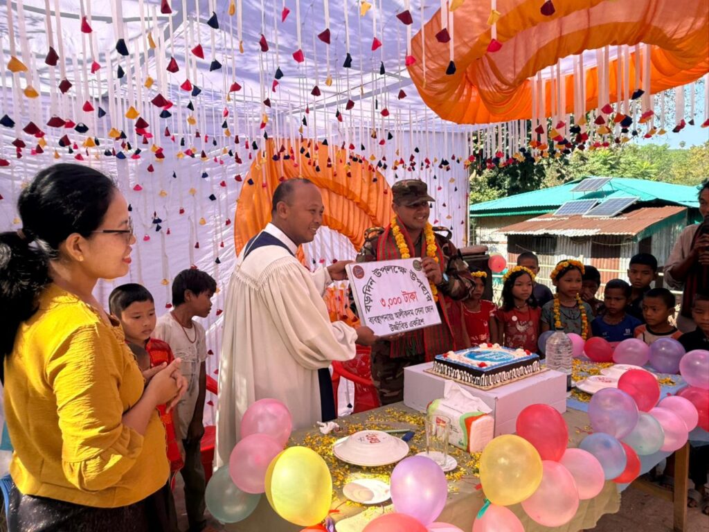 বড়দিনে আলীকদম সেনা জোনের উদ্যোগে আরুই পাড়ায় সাংস্কৃতিক অনুষ্ঠান ও আর্থিক সহায়তা