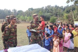 লক্ষীছড়িতে সেনাবাহিনীর মানবিক উদ্যোগ: দুর্গম ইন্দ্রসিংপাড়ায় চিকিৎসা, শীতবস্ত্র ও শিক্ষাসামগ্রী বিতরণ