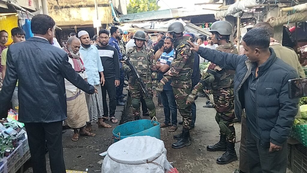 অনিয়মে নাজেহাল আলীকদম বাজারে শৃঙ্খলার হস্তক্ষেপ: সেনাবাহিনী ও প্রশাসনের যৌথ মনিটরিং অভিযান