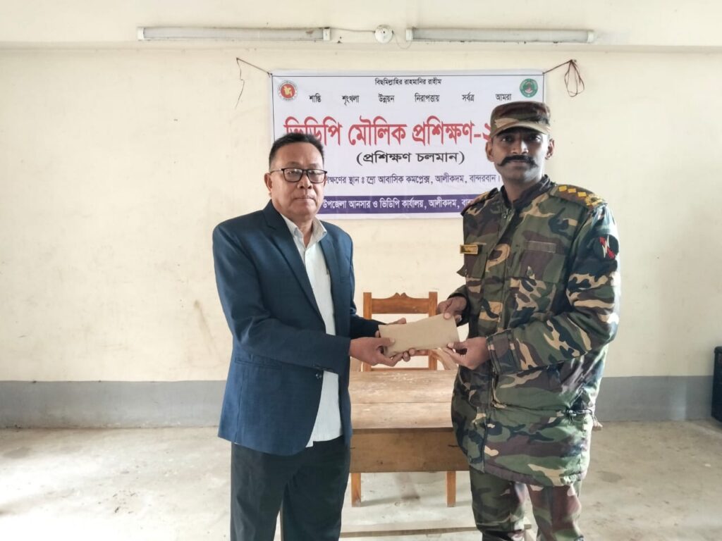 আলীকদমে মানবিক সহায়তার দৃষ্টান্ত: আর্থিক অনুদান নিয়ে অসচ্ছলদের পাশে দাঁড়াল সেনাবাহিনী