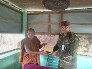 আলীকদমে মানবিক সহায়তার দৃষ্টান্ত: আর্থিক অনুদান নিয়ে অসচ্ছলদের পাশে দাঁড়াল সেনাবাহিনী