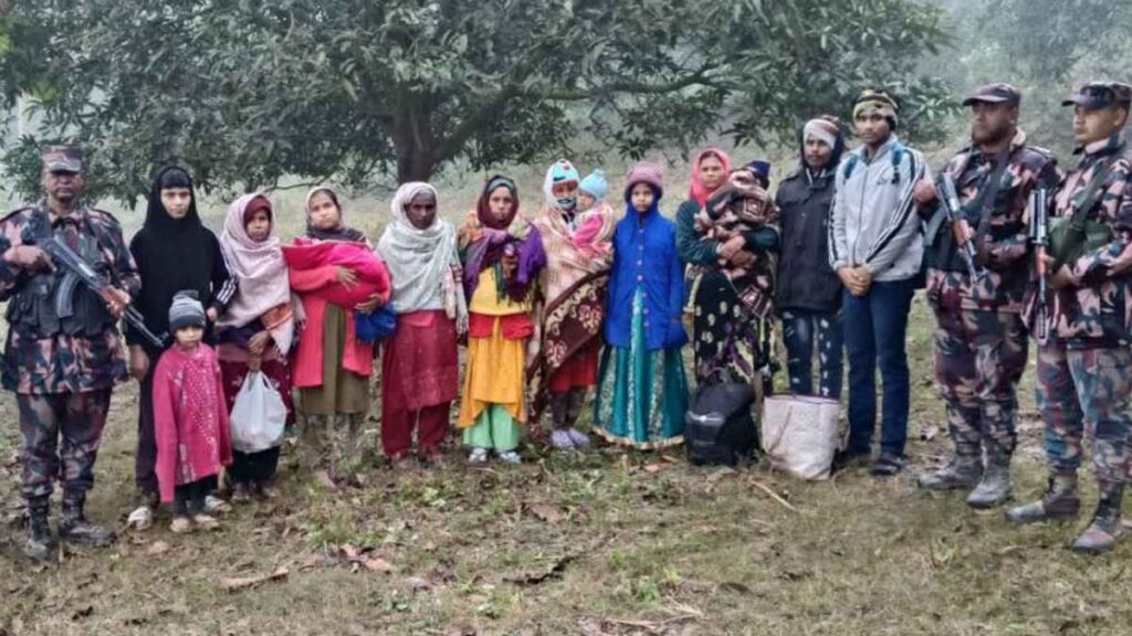 সীমান্তে ভারত হতে বাংলাদেশে অবৈধ অনুপ্রবেশের দায়ে ২৭ জনকে আটক করল বিজিবি