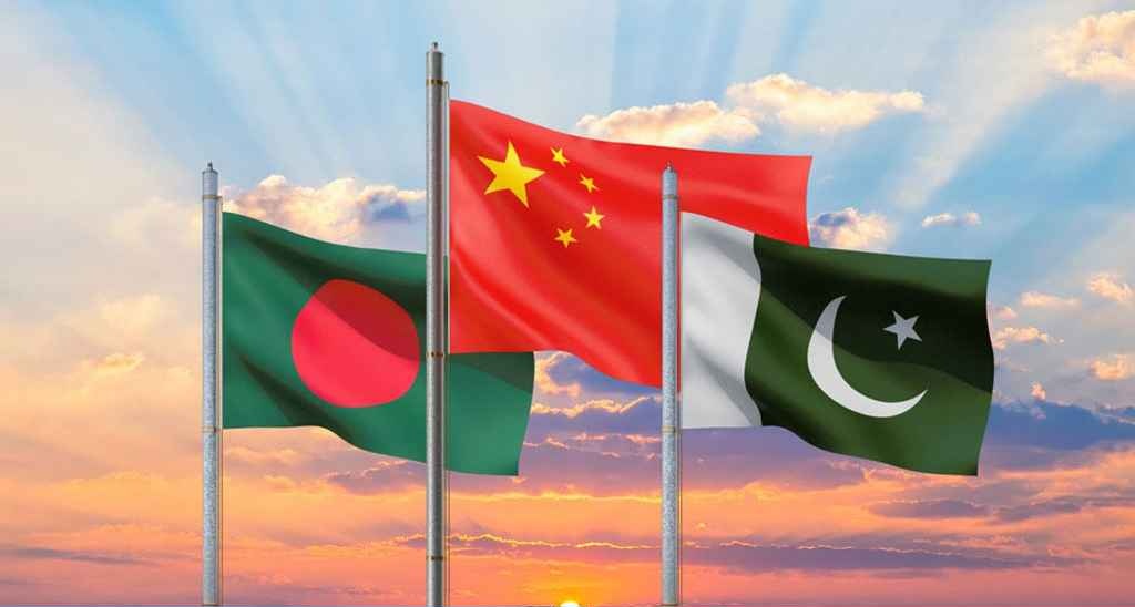 বাংলাদেশ ও চীনকে সঙ্গে নিয়ে ত্রিদেশীয় যে ‘জোট গঠনের’ উদ্যোগ নিয়েছে পাকিস্তান, তা আরও বড় করার পরিকল্পনা হাতে নিয়েছে দেশটি। প্রয়োজনে দক্ষিণ-পূর্ব এশিয়ার বাইরে থেকেও এক বা একাধিক দেশ যুক্ত হতে পারে এ জোটে।  সম্প্রতি এমনই ইঙ্গিত দিয়েছেন পাকিস্তানের উপপ্রধানমন্ত্রী ইশহাক দার। খবর আল জাজিরার।     গত বুধবার (৩ ডিসেম্বর) ইসলামাবাদ কনক্লেভ ফোরামে ইশহাক দার বলেন, বাংলাদেশ-পাকিস্তান ও চীনকে নিয়ে ত্রিদেশীয় ‘জোট গঠনের’ যে উদ্যোগ নেওয়া হয়েছে সেটিতে অন্য আরও দেশকে যুক্ত করে জোটের পরিধি বাড়ানো যেতে পারে। এই অঞ্চল ছাড়াও অন্য অঞ্চলের দেশকেও এতে যুক্ত করা হতে পারে। এ সময় তিনি আরও বলেন, আমরা নিজেরা লাভবান হয়ে অন্যের ক্ষতি হওয়ার বিপক্ষে। আমরা সবসময় সংঘাতের বদলে সহযোগিতার ওপর জোর দিয়েছি। আল জাজিরার প্রতিবেদন অনুযায়ী, নতুন জোট গঠনের মাধ্যমে পাকিস্তানের উপপ্রধানমন্ত্রী মূলত সার্কের বিকল্প কোনো কিছু প্রতিষ্ঠার কথা বলেছেন। কারণ, ভারত-পাকিস্তানের উত্তেজনার কারণে সার্ক প্রায় অকার্যকর হয়ে আছে। ইশহাক দার এমন সময় এ কথা বললেন যখন ভারত-পাকিস্তানের মধ্যে তীব্র উত্তেজনাপূর্ণ সম্পর্ক বিরাজ করছে। এছাড়া, দুই দেশের মধ্যে কয়েক যুগের শত্রুতাও রয়েছে। গত মে মাসেই চারদিনের যুদ্ধে জড়িয়েছিল চিরবৈরী এ দুই দেশ। গত বছরের জুলাই অভ্যুত্থানে ক্ষমতাচ্যুতির পর থেকে শেখ হাসিনাকে রাখা নিয়ে ভারতের সঙ্গে সম্পর্ক অনেকটা তলানিতে নেমেছে বাংলাদেশেরও।  চলতি গত জুনে চীন-পাকিস্তান এবং বাংলাদেশের কূটনীতিকরা একটি ত্রিপক্ষীয় বৈঠক করেন। সেখানে আঞ্চলিক স্থিতিশীলতা, অর্থনৈতিক উন্নয়ন এবং মানুষের জীবনমান উন্নয়ন নিয়ে কথা বলেন তারা। ওই সময় বলা হয়, এই আলোচনা ‘তৃতীয় কোনো দেশকে উদ্দেশ্য’ করে নয়। তবে, বুধবার ইসলামাবাদ কনক্লেভ ফোরামে সম্ভাব্য জোট নিয়ে কথা বলার সময় পাকিস্তানের উপপ্রধানমন্ত্রী বলেছেন, আমাদের নিজস্ব জাতীয় উন্নয়ন প্রয়োজনীয়তা এবং আঞ্চলিক অগ্রাধিকার কারও অনমনীয়তার কাছে কখনো জিম্মি হওয়া উচিত না। আপনারা জানেন আমি কাদের (ভারত) কথা বলছি। ভারত-পাকিস্তানের মধ্যে সংলাপ গত ১১ বছর ধরে ঝুলে আছে উল্লেখ করে তিনি বলেন, দক্ষিণ এশিয়ায় আমাদের আমাদের প্রতিবেশী ভারতের সঙ্গে আরও কয়েকটি দেশের সম্পর্কও দোদুল্যমান। ইশহাক দার বলেন, পাকিস্তান এমন এক দক্ষিণ এশিয়ার স্বপ্ন দেখে যেখানে বিভাজনের জায়গায় সম্পর্ক ও সহযোগিতা স্থলাভিষিক্ত হবে, অর্থনৈতিক উন্নয়ন ঘটবে, দ্বন্দ্বগুলো শান্তিপূর্ণ উপায়ে সমাধান করা হবে এবং সম্মান ও মর্যাদার সঙ্গে শান্তি বজায় থাকবে। এদিকে, সার্ককে পাশ কাটিয়ে বাংলাদেশ ও চীনকে সঙ্গে নিয়ে যে নতুন জোটের স্বপ্ন দেখছে পাকিস্তান, তার বাস্তবতা নিয়ে এখনও সন্দিহান অনেক বিশ্লেষক।   লাহোর বিশ্ববিদ্যালয়ের একাডেমিক রাবেয়া আক্তার বলেছেন, পাকিস্তানের উপপ্রধানমন্ত্রীর এই আশাবাদ এ মুহূর্তে বাস্তবের চেয়ে বেশি উচ্চাকাঙ্খী। তবে, এর মাধ্যমে পাকিস্তান ইঙ্গিত দিচ্ছে, যেহেতু সার্ক এখন অকার্যকর, তাই তারা আঞ্চলিক সহযোগিতার মেকানিজমকে বহুমুখী করতে চায়। বাংলাদেশ সেন্টার ফর ইন্দো-প্যাসিফিক অ্যাফেয়ার্সের শাবাব ইনাম খান আল জাজিরাকে বলেছেন, পাকিস্তানের এ প্রস্তাব যদিও উচ্চাকাঙ্খী, কিন্তু এটি খুবই প্রয়োজনীয়। তিনি বলেন, নিরাপত্তা-সর্বস্ব চিন্তাভাবনা অথবা সম্ভবত রাজনৈতিক দূরদৃষ্টির অভাবের ফাঁদে পড়ে দক্ষিণ এশিয়া বারবার বাস্তবসম্মত আঞ্চলিক সহযোগিতা, এমনকি ছোট আকারের সহযোগিতা গঠনেও সফল হতে ব্যর্থ হয়েছে। ইন্টারন্যাশনাল ক্রাইসিস গ্রুপের জ্যেষ্ঠ বিশ্লেষক প্রবীণ দোন্থি বলেছেন, তাত্ত্বিকভাবে নতুন আঞ্চলিক জোট গঠনের সুযোগ রয়েছে। ভারত-পাকিস্তানের খারাপ সম্পর্কে কারণে সার্কের নিরব মৃত্যুর কারণে দক্ষিণ এশিয়ায় আরেকটি জোট গঠনের স্থান সৃষ্টি হয়েছে। বাংলাদেশের সঙ্গে ভারতের সম্পর্ক খারাপ হয়ে যাওয়া এবং পাকিস্তানের সঙ্গে ভালো সম্পর্ক হওয়ার কারণে চীনের সঙ্গে ত্রিদেশীয় সহযোগিতার পথ তৈরি হয়েছে। তবে, পাকিস্তানের এ প্রস্তাব সফল হলে ভারত ও বাংলাদেশের মধ্যকার সম্পর্ক আরও খারাপ হবে। একইসঙ্গে ভারত-চীনের প্রতিযোগিতাও বাড়বে। পাকিস্তানের এ প্রস্তাব সফল হবে কি না, এ প্রশ্নে লাহোর বিশ্ববিদ্যালয়ের রাবেয়া আক্তার বলেছেন, প্রথমত দেখতে হবে যখন আঞ্চলিক জোট স্থবির হয়ে আছে, তখন সম্ভাব্য রাষ্ট্রগুলি ছোট, নির্দিষ্ট বিষয়ভিত্তিক দলগুলির মধ্যে ব্যবহারিক গুরুত্ব দেখতে পাচ্ছে কি না। দ্বিতীয়ত, এই ধরনের উদ্যোগে অংশগ্রহণ ভারতের সাথে কোনো রাজনৈতিক সমস্যা বা মূল্য সৃষ্টি করে কি না, সেটিও দেখতে হবে। সব মিলিয়ে দক্ষিণ এশিয়ার অন্য দেশগুলো পাকিস্তানের এ উদ্যোগে আগ্রহ দেখালেও তারা আনুষ্ঠানিকভাবে এতে যুক্ত হওয়ার সম্ভাবনা সীমিত।