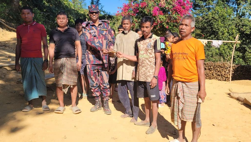 বাঘাইহাটের দুর্গম সীমান্তে খ্রিষ্টান সম্প্রদায়ের মাঝে বিজিবির উপহার প্রদান