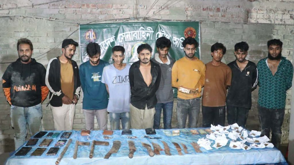 ঢাকায় সেনা অভিযানে কিশোর গ্যাংয়ের ১১ সদস্য আটক