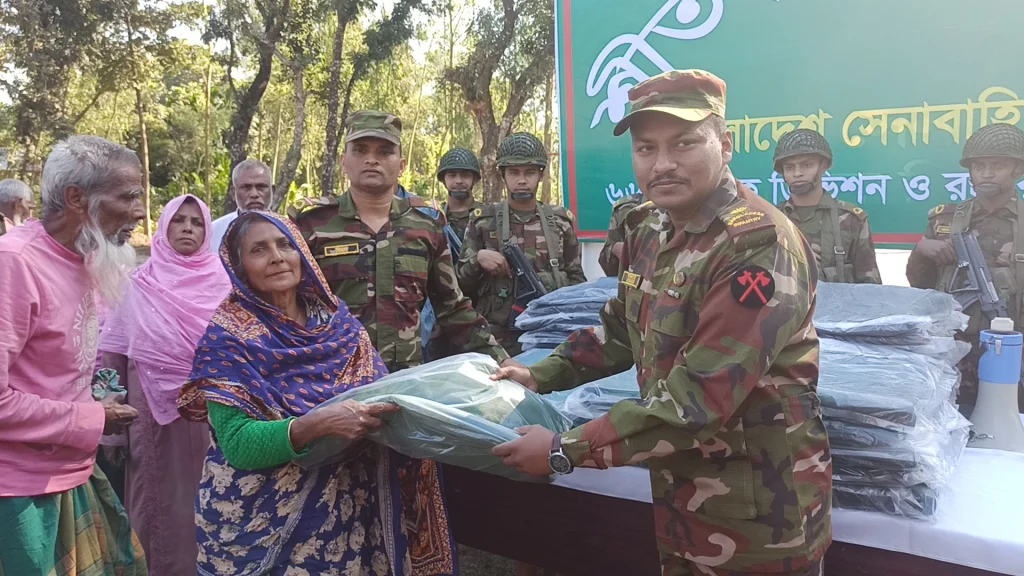 পঞ্চগড়ে সুবিধাবঞ্চিত শীতার্ত মানুষের মাঝে সেনাবাহিনীর শীতবস্ত্র বিতরণ