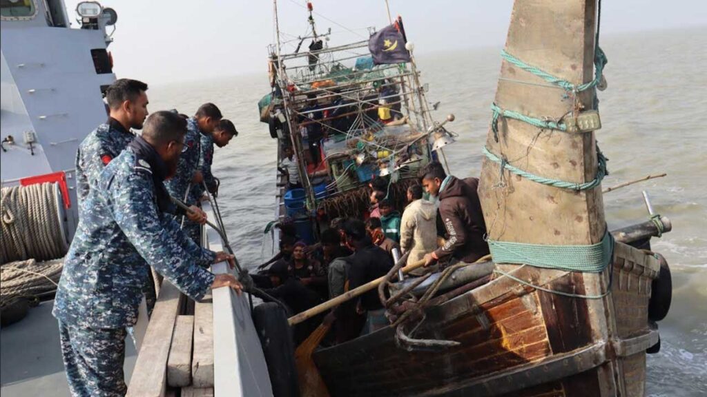 মিয়ানমারে ডিজেল ও সিমেন্ট পাচারের সময় বোটসহ ১১ জন আটক