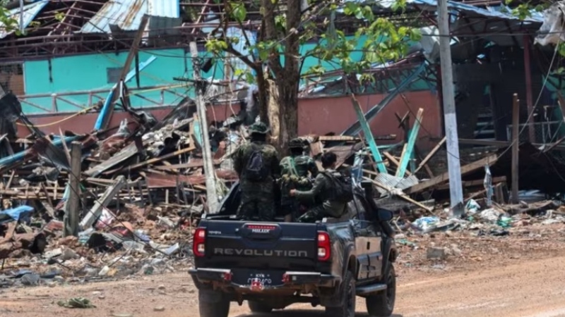 মিয়ানমারে ব্যস্ত চায়ের দোকানে বিমান হামলা, নিহত ১৮