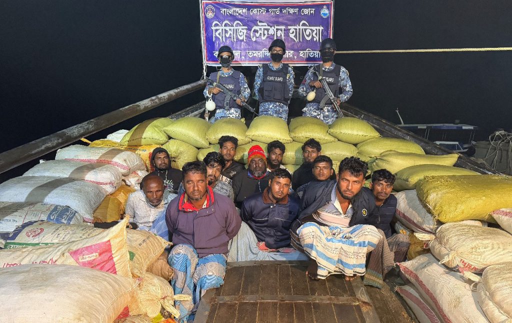 মিয়ানমারে পাচারকালে ৩১ লাখ টাকার বেশি মূল্যের খাদ্যদ্রব্যসহ ১২ পাচারকারী আটক