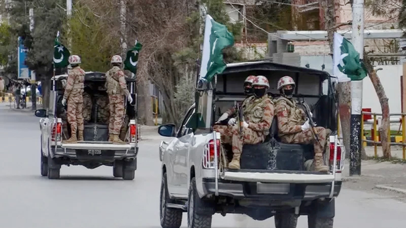 ব্যাংক ও পুলিশ স্টেশন দখলের চেষ্টা, পাকিস্তানে সেনা অভিযানে ১২ সন্ত্রাসী নিহত