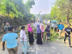 চট্টগ্রামের ফটিকছড়ি উপজেলায় বন বিভাগের সংরক্ষিত ভূমিতে পাহাড় কেটে অবৈধভাবে মসজিদ ও মাদ্রাসা নির্মাণের বিরুদ্ধে অভিযান পরিচালনাকালে সংঘটিত গণহামলায় সহকারী বন সংরক্ষকসহ চারজন গুরুতর আহত হয়েছেন। এ ঘটনার জেরে খাগড়াছড়ি–চট্টগ্রাম সড়কের মানিকছড়ি অংশে প্রায় এক ঘণ্টা সড়ক অবরোধ করে যান চলাচলে মারাত্মক ব্যাঘাত সৃষ্টি করা হয়।
খোঁজ নিয়ে জানা গেছে, চট্টগ্রামের রাউজান উপজেলা থেকে আগত পীর শাহ আলম নঈমী হুজুর দীর্ঘ কয়েক বছর ধরে ফটিকছড়ি ও খাগড়াছড়ি জেলার সীমান্তবর্তী বন বিভাগের সংরক্ষিত এলাকায় পাহাড় কেটে একাধিক ধর্মীয় প্রতিষ্ঠান নির্মাণ করে আসছিলেন। এসব স্থাপনা বন আইন লঙ্ঘন করে গড়ে তোলার অভিযোগে বন বিভাগ আজ শনিবার (শনিবার) সকাল আনুমানিক ৯টার দিকে ফটিকছড়ির ধলিয়াছড়ি এলাকায় উচ্ছেদ অভিযান পরিচালনা করতে যায়।
অভিযান শুরুর পর নঈমী হুজুরের অনুসারীরা এলাকায় ‘মসজিদে হামলা’ হয়েছে—এমন গুজব ছড়িয়ে দেন বলে অভিযোগ ওঠে। ধর্মীয় অনুভূতিকে উসকে দেওয়া এই গুজবের প্রভাবে সাধারণ মানুষ ক্ষুব্ধ হয়ে অভিযানে অংশ নেওয়া বন বিভাগের কর্মকর্তাদের ওপর অতর্কিত হামলা চালায়।
হামলায় সহকারী বন সংরক্ষক আবরারুর রহমান, নারায়ণহাট বনবিটের কর্মচারী মাহফুজ আলী, ফরেস্ট রেঞ্জার বাচ্চু মিয়া এবং একটি স্কেভেটরের চালক বিপ্লব গুরুতর আহত হন। পরিস্থিতি নিয়ন্ত্রণের বাইরে চলে গেলে আহতরা প্রাণভয়ে ঘটনাস্থল ত্যাগ করে মূল সড়কে উঠে আসেন। খবর পেয়ে সেনাবাহিনীর একটি দল দ্রুত ঘটনাস্থলে পৌঁছে আহতদের উদ্ধার করে ফটিকছড়ি উপজেলা স্বাস্থ্য কমপ্লেক্সে নিয়ে যায়।
ফটিকছড়ি উপজেলা স্বাস্থ্যকেন্দ্রের কর্তব্যরত চিকিৎসক ডা. মনোজ চৌধুরী জানান, আহতদের অবস্থা আশঙ্কাজনক হওয়ায় প্রাথমিক চিকিৎসা শেষে চট্টগ্রাম মেডিকেল কলেজ হাসপাতাল (চমেক)-এ রেফার করা হয়েছে।
এদিকে ঘটনার প্রতিবাদে বিক্ষুব্ধ জনতা খাগড়াছড়ি–চট্টগ্রাম সড়কের মানিকছড়ি অংশে সড়ক অবরোধ করে। অবরোধকারীদের মধ্যে রহিমা বেগম, মনসুর আলী ও মেহেরুননিসা অভিযোগ করেন, দরিদ্র মানুষের জন্য কয়েক বছর আগে মাদ্রাসাটি নির্মাণ করা হয়েছিল। তাদের দাবি, বন বিভাগ কোনো আলোচনা ছাড়াই উচ্ছেদ অভিযান চালিয়েছে, যা তারা মেনে নিতে পারেননি।
চট্টগ্রামের বিভাগীয় বন কর্মকর্তা শফিকুল ইসলাম ঘটনার সত্যতা নিশ্চিত করে বলেন, বন বিভাগের ওপর পরিকল্পিতভাবে হামলা চালানো হয়েছে। এটি সম্পূর্ণ আইনবিরোধী ও দণ্ডনীয় অপরাধ। ঘটনায় জড়িতদের বিরুদ্ধে প্রয়োজনীয় আইনগত ব্যবস্থা গ্রহণের প্রস্তুতি নেওয়া হচ্ছে।
খবর পেয়ে ফটিকছড়ি ও মানিকছড়ি উপজেলা প্রশাসন সেনাবাহিনী ও অতিরিক্ত পুলিশ মোতায়েন করে পরিস্থিতি নিয়ন্ত্রণে আনে। দুপুর সাড়ে ১২টার দিকে অবরোধকারীদের সরিয়ে দিলে খাগড়াছড়ি–চট্টগ্রাম সড়কে যান চলাচল স্বাভাবিক হয়।
ঘটনাটি বন বিভাগের সংরক্ষিত ভূমি রক্ষা ও অবৈধ স্থাপনা উচ্ছেদকে কেন্দ্র করে স্থানীয় পর্যায়ে আইনশৃঙ্খলা পরিস্থিতি ও ধর্মীয় অনুভূতির অপব্যবহার নিয়ে নতুন করে প্রশ্ন তুলেছে।