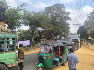 চট্টগ্রামের ফটিকছড়ি উপজেলায় বন বিভাগের সংরক্ষিত ভূমিতে পাহাড় কেটে অবৈধভাবে মসজিদ ও মাদ্রাসা নির্মাণের বিরুদ্ধে অভিযান পরিচালনাকালে সংঘটিত গণহামলায় সহকারী বন সংরক্ষকসহ চারজন গুরুতর আহত হয়েছেন। এ ঘটনার জেরে খাগড়াছড়ি–চট্টগ্রাম সড়কের মানিকছড়ি অংশে প্রায় এক ঘণ্টা সড়ক অবরোধ করে যান চলাচলে মারাত্মক ব্যাঘাত সৃষ্টি করা হয়।
খোঁজ নিয়ে জানা গেছে, চট্টগ্রামের রাউজান উপজেলা থেকে আগত পীর শাহ আলম নঈমী হুজুর দীর্ঘ কয়েক বছর ধরে ফটিকছড়ি ও খাগড়াছড়ি জেলার সীমান্তবর্তী বন বিভাগের সংরক্ষিত এলাকায় পাহাড় কেটে একাধিক ধর্মীয় প্রতিষ্ঠান নির্মাণ করে আসছিলেন। এসব স্থাপনা বন আইন লঙ্ঘন করে গড়ে তোলার অভিযোগে বন বিভাগ আজ শনিবার (শনিবার) সকাল আনুমানিক ৯টার দিকে ফটিকছড়ির ধলিয়াছড়ি এলাকায় উচ্ছেদ অভিযান পরিচালনা করতে যায়।
অভিযান শুরুর পর নঈমী হুজুরের অনুসারীরা এলাকায় ‘মসজিদে হামলা’ হয়েছে—এমন গুজব ছড়িয়ে দেন বলে অভিযোগ ওঠে। ধর্মীয় অনুভূতিকে উসকে দেওয়া এই গুজবের প্রভাবে সাধারণ মানুষ ক্ষুব্ধ হয়ে অভিযানে অংশ নেওয়া বন বিভাগের কর্মকর্তাদের ওপর অতর্কিত হামলা চালায়।
হামলায় সহকারী বন সংরক্ষক আবরারুর রহমান, নারায়ণহাট বনবিটের কর্মচারী মাহফুজ আলী, ফরেস্ট রেঞ্জার বাচ্চু মিয়া এবং একটি স্কেভেটরের চালক বিপ্লব গুরুতর আহত হন। পরিস্থিতি নিয়ন্ত্রণের বাইরে চলে গেলে আহতরা প্রাণভয়ে ঘটনাস্থল ত্যাগ করে মূল সড়কে উঠে আসেন। খবর পেয়ে সেনাবাহিনীর একটি দল দ্রুত ঘটনাস্থলে পৌঁছে আহতদের উদ্ধার করে ফটিকছড়ি উপজেলা স্বাস্থ্য কমপ্লেক্সে নিয়ে যায়।
ফটিকছড়ি উপজেলা স্বাস্থ্যকেন্দ্রের কর্তব্যরত চিকিৎসক ডা. মনোজ চৌধুরী জানান, আহতদের অবস্থা আশঙ্কাজনক হওয়ায় প্রাথমিক চিকিৎসা শেষে চট্টগ্রাম মেডিকেল কলেজ হাসপাতাল (চমেক)-এ রেফার করা হয়েছে।
এদিকে ঘটনার প্রতিবাদে বিক্ষুব্ধ জনতা খাগড়াছড়ি–চট্টগ্রাম সড়কের মানিকছড়ি অংশে সড়ক অবরোধ করে। অবরোধকারীদের মধ্যে রহিমা বেগম, মনসুর আলী ও মেহেরুননিসা অভিযোগ করেন, দরিদ্র মানুষের জন্য কয়েক বছর আগে মাদ্রাসাটি নির্মাণ করা হয়েছিল। তাদের দাবি, বন বিভাগ কোনো আলোচনা ছাড়াই উচ্ছেদ অভিযান চালিয়েছে, যা তারা মেনে নিতে পারেননি।
চট্টগ্রামের বিভাগীয় বন কর্মকর্তা শফিকুল ইসলাম ঘটনার সত্যতা নিশ্চিত করে বলেন, বন বিভাগের ওপর পরিকল্পিতভাবে হামলা চালানো হয়েছে। এটি সম্পূর্ণ আইনবিরোধী ও দণ্ডনীয় অপরাধ। ঘটনায় জড়িতদের বিরুদ্ধে প্রয়োজনীয় আইনগত ব্যবস্থা গ্রহণের প্রস্তুতি নেওয়া হচ্ছে।
খবর পেয়ে ফটিকছড়ি ও মানিকছড়ি উপজেলা প্রশাসন সেনাবাহিনী ও অতিরিক্ত পুলিশ মোতায়েন করে পরিস্থিতি নিয়ন্ত্রণে আনে। দুপুর সাড়ে ১২টার দিকে অবরোধকারীদের সরিয়ে দিলে খাগড়াছড়ি–চট্টগ্রাম সড়কে যান চলাচল স্বাভাবিক হয়।
ঘটনাটি বন বিভাগের সংরক্ষিত ভূমি রক্ষা ও অবৈধ স্থাপনা উচ্ছেদকে কেন্দ্র করে স্থানীয় পর্যায়ে আইনশৃঙ্খলা পরিস্থিতি ও ধর্মীয় অনুভূতির অপব্যবহার নিয়ে নতুন করে প্রশ্ন তুলেছে।