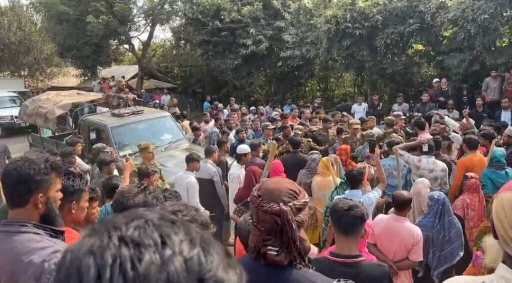 চট্টগ্রামের ফটিকছড়ি উপজেলায় বন বিভাগের সংরক্ষিত ভূমিতে পাহাড় কেটে অবৈধভাবে মসজিদ ও মাদ্রাসা নির্মাণের বিরুদ্ধে অভিযান পরিচালনাকালে সংঘটিত গণহামলায় সহকারী বন সংরক্ষকসহ চারজন গুরুতর আহত হয়েছেন। এ ঘটনার জেরে খাগড়াছড়ি–চট্টগ্রাম সড়কের মানিকছড়ি অংশে প্রায় এক ঘণ্টা সড়ক অবরোধ করে যান চলাচলে মারাত্মক ব্যাঘাত সৃষ্টি করা হয়। খোঁজ নিয়ে জানা গেছে, চট্টগ্রামের রাউজান উপজেলা থেকে আগত পীর শাহ আলম নঈমী হুজুর দীর্ঘ কয়েক বছর ধরে ফটিকছড়ি ও খাগড়াছড়ি জেলার সীমান্তবর্তী বন বিভাগের সংরক্ষিত এলাকায় পাহাড় কেটে একাধিক ধর্মীয় প্রতিষ্ঠান নির্মাণ করে আসছিলেন। এসব স্থাপনা বন আইন লঙ্ঘন করে গড়ে তোলার অভিযোগে বন বিভাগ আজ শনিবার (শনিবার) সকাল আনুমানিক ৯টার দিকে ফটিকছড়ির ধলিয়াছড়ি এলাকায় উচ্ছেদ অভিযান পরিচালনা করতে যায়। অভিযান শুরুর পর নঈমী হুজুরের অনুসারীরা এলাকায় ‘মসজিদে হামলা’ হয়েছে—এমন গুজব ছড়িয়ে দেন বলে অভিযোগ ওঠে। ধর্মীয় অনুভূতিকে উসকে দেওয়া এই গুজবের প্রভাবে সাধারণ মানুষ ক্ষুব্ধ হয়ে অভিযানে অংশ নেওয়া বন বিভাগের কর্মকর্তাদের ওপর অতর্কিত হামলা চালায়। হামলায় সহকারী বন সংরক্ষক আবরারুর রহমান, নারায়ণহাট বনবিটের কর্মচারী মাহফুজ আলী, ফরেস্ট রেঞ্জার বাচ্চু মিয়া এবং একটি স্কেভেটরের চালক বিপ্লব গুরুতর আহত হন। পরিস্থিতি নিয়ন্ত্রণের বাইরে চলে গেলে আহতরা প্রাণভয়ে ঘটনাস্থল ত্যাগ করে মূল সড়কে উঠে আসেন। খবর পেয়ে সেনাবাহিনীর একটি দল দ্রুত ঘটনাস্থলে পৌঁছে আহতদের উদ্ধার করে ফটিকছড়ি উপজেলা স্বাস্থ্য কমপ্লেক্সে নিয়ে যায়। ফটিকছড়ি উপজেলা স্বাস্থ্যকেন্দ্রের কর্তব্যরত চিকিৎসক ডা. মনোজ চৌধুরী জানান, আহতদের অবস্থা আশঙ্কাজনক হওয়ায় প্রাথমিক চিকিৎসা শেষে চট্টগ্রাম মেডিকেল কলেজ হাসপাতাল (চমেক)-এ রেফার করা হয়েছে। এদিকে ঘটনার প্রতিবাদে বিক্ষুব্ধ জনতা খাগড়াছড়ি–চট্টগ্রাম সড়কের মানিকছড়ি অংশে সড়ক অবরোধ করে। অবরোধকারীদের মধ্যে রহিমা বেগম, মনসুর আলী ও মেহেরুননিসা অভিযোগ করেন, দরিদ্র মানুষের জন্য কয়েক বছর আগে মাদ্রাসাটি নির্মাণ করা হয়েছিল। তাদের দাবি, বন বিভাগ কোনো আলোচনা ছাড়াই উচ্ছেদ অভিযান চালিয়েছে, যা তারা মেনে নিতে পারেননি। চট্টগ্রামের বিভাগীয় বন কর্মকর্তা শফিকুল ইসলাম ঘটনার সত্যতা নিশ্চিত করে বলেন, বন বিভাগের ওপর পরিকল্পিতভাবে হামলা চালানো হয়েছে। এটি সম্পূর্ণ আইনবিরোধী ও দণ্ডনীয় অপরাধ। ঘটনায় জড়িতদের বিরুদ্ধে প্রয়োজনীয় আইনগত ব্যবস্থা গ্রহণের প্রস্তুতি নেওয়া হচ্ছে। খবর পেয়ে ফটিকছড়ি ও মানিকছড়ি উপজেলা প্রশাসন সেনাবাহিনী ও অতিরিক্ত পুলিশ মোতায়েন করে পরিস্থিতি নিয়ন্ত্রণে আনে। দুপুর সাড়ে ১২টার দিকে অবরোধকারীদের সরিয়ে দিলে খাগড়াছড়ি–চট্টগ্রাম সড়কে যান চলাচল স্বাভাবিক হয়। ঘটনাটি বন বিভাগের সংরক্ষিত ভূমি রক্ষা ও অবৈধ স্থাপনা উচ্ছেদকে কেন্দ্র করে স্থানীয় পর্যায়ে আইনশৃঙ্খলা পরিস্থিতি ও ধর্মীয় অনুভূতির অপব্যবহার নিয়ে নতুন করে প্রশ্ন তুলেছে।