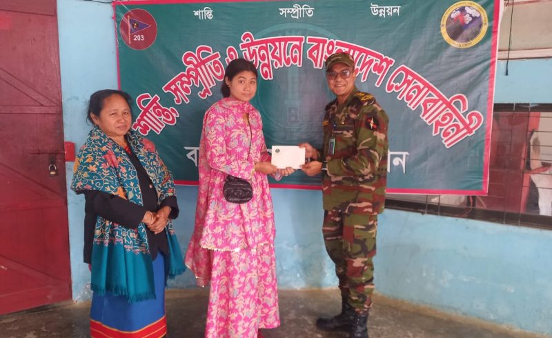 রাঙামাটির লংগদুতে দুই পাহাড়ী শিক্ষার্থীর পাশে দাঁড়াল সেনাবাহিনী