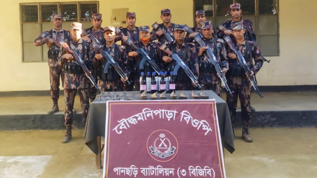 পানছড়িতে বিজিবির অভিযানে বিপুল পরিমাণ দেশীয় অস্ত্র উদ্ধার, টহল কার্যক্রম জোরদার