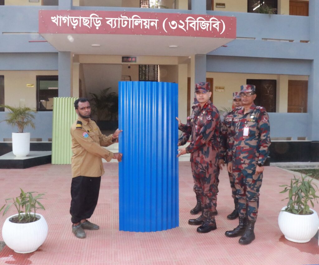 খাগড়াছড়িতে শান্তি ও সম্প্রীতির বার্তা নিয়ে অসহায় তিন পরিবারের পাশে দাঁড়াল ৩২ বিজিবি