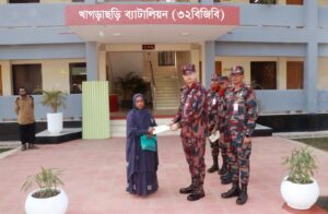 খাগড়াছড়িতে শান্তি ও সম্প্রীতির বার্তা নিয়ে অসহায় তিন পরিবারের পাশে দাঁড়াল ৩২ বিজিবি