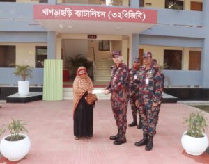 খাগড়াছড়িতে শান্তি ও সম্প্রীতির বার্তা নিয়ে অসহায় তিন পরিবারের পাশে দাঁড়াল ৩২ বিজিবি