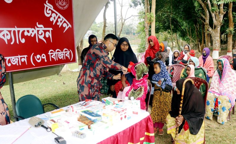 দুর্গম পার্বত্য এলাকায় বিনামূল্যে প্রাথমিক স্বাস্থ্যসেবা পৌঁছে দিল ৩৭ বিজিবি
