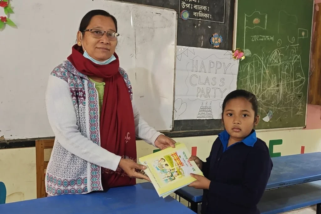 খাগড়াছড়িতে বছরের প্রথম দিনে ক্ষুদ্র নৃগোষ্ঠীর শিক্ষার্থীদের মাতৃভাষার বই বিতরণ