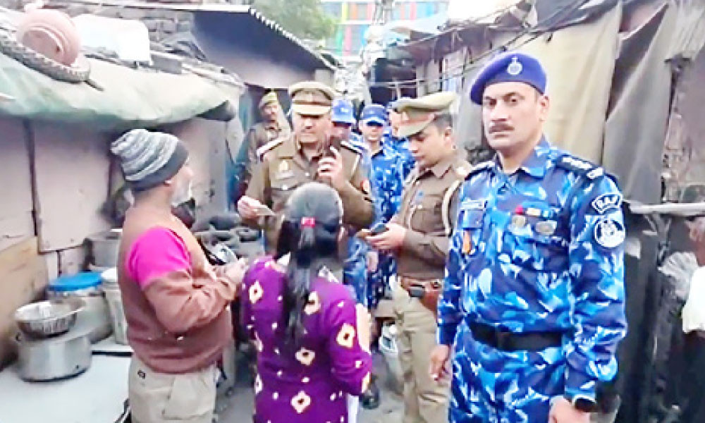 মোবাইল ফোনে ‘নাগরিকত্ব শনাক্ত’ করার দাবি ঘিরে বিতর্ক, তদন্তের নির্দেশ উত্তর প্রদেশ পুলিশের