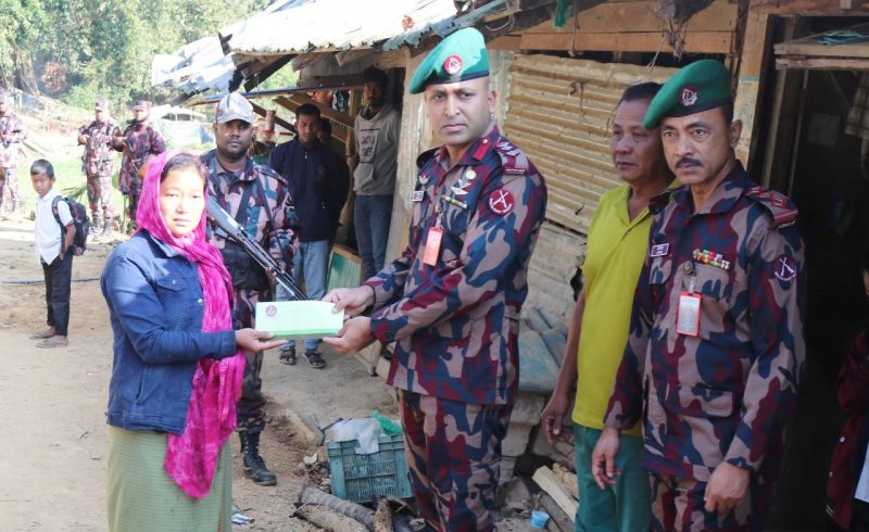 বরকলের দুর্গম পাহাড়ে মানবিক সহায়তা, অসুস্থ চাকমা পরিবারে পাশে দাঁড়াল বিজিবি