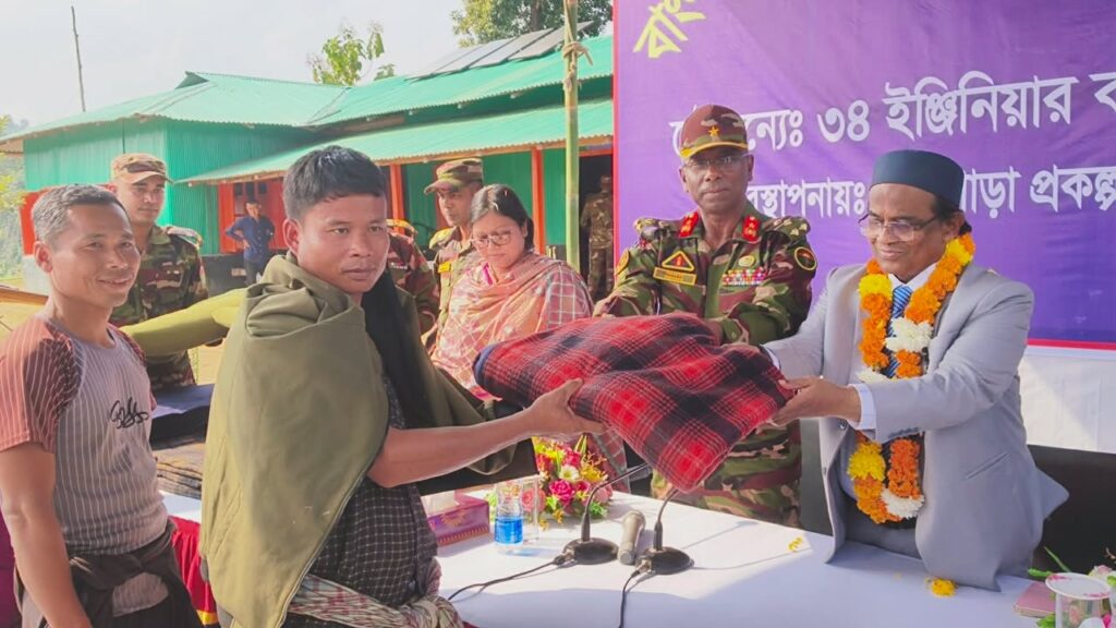 দুর্গম সীমান্ত গ্রামে পাঁচ শতাধিক মানুষের মাঝে শীতবস্ত্র ও চিকিৎসা সহায়তা দিল সেনাবাহিনী