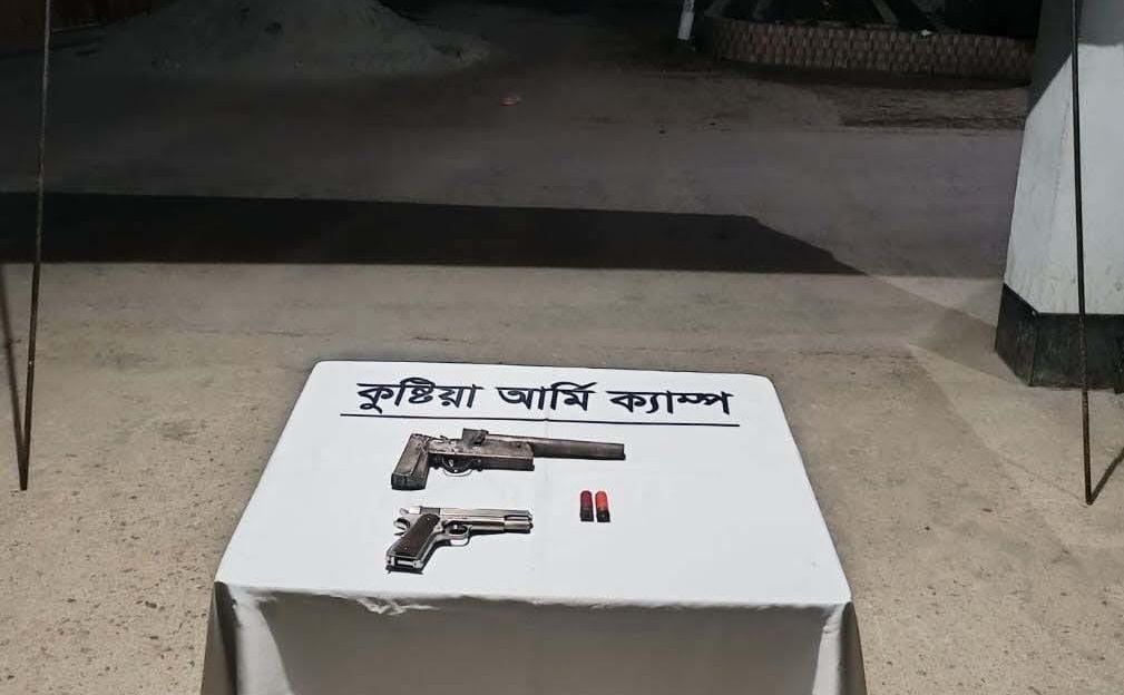 ভেড়ামারায় গভীর রাতে সেনাবাহিনীর যৌথ অভিযান, বিদেশি পিস্তলসহ অস্ত্র উদ্ধার