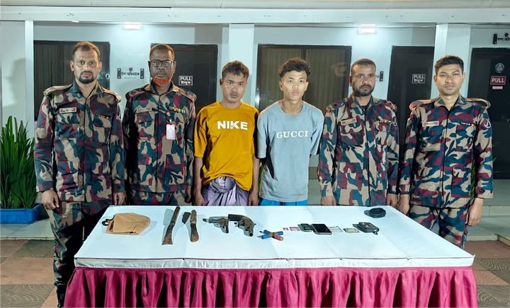 সীমান্তে বিজিবির অভিযানে মিয়ানমারের নাগরিকসহ দুই সশস্ত্র দুষ্কৃতকারী আটক, উদ্ধার অস্ত্র ও গুলি