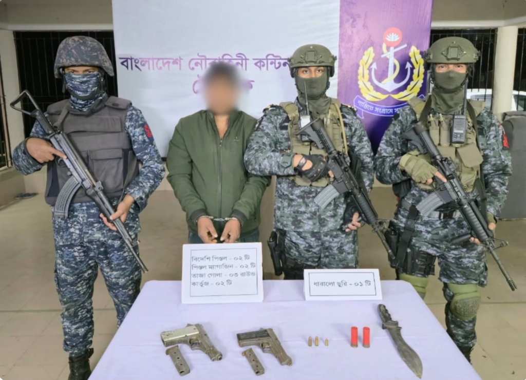 টেকনাফে নৌবাহিনীর অভিযানে অস্ত্রসহ শীর্ষ সন্ত্রাসী বদাফুলা আটক