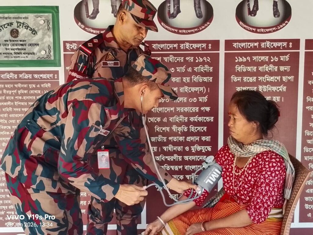 সাজেকে মানবিক সেবায় বিজিবি, অসহায় দম্পতিকে আর্থিক সহায়তা ও চিকিৎসা সেবা