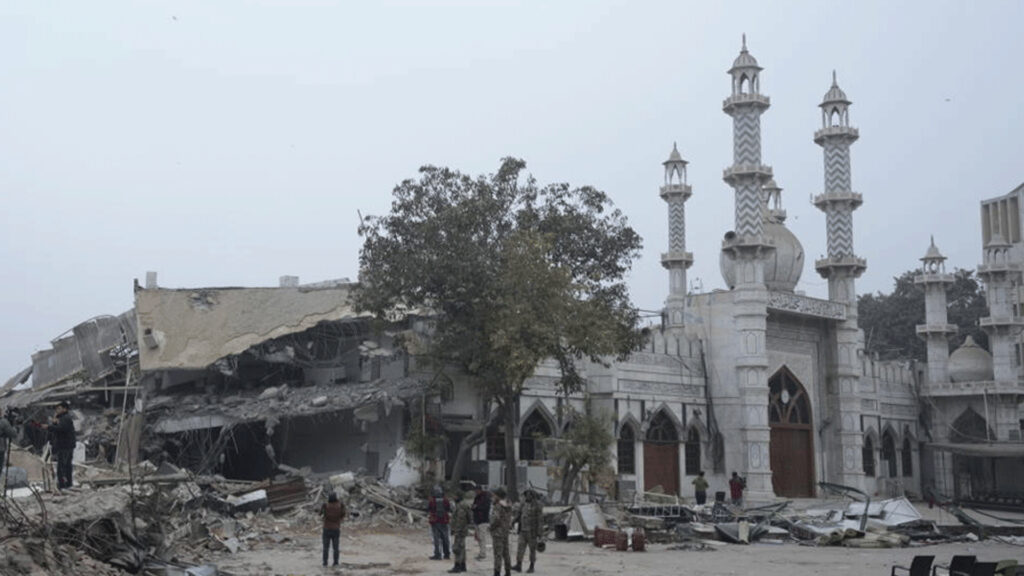 দিল্লির ফয়েজ এলাহী মসজিদ ও কবরস্থান সংলগ্ন স্থাপনা উচ্ছেদকালে সংঘর্ষ