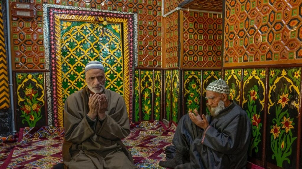 কাশ্মিরে মসজিদে পুলিশি নজরদারি, মুসল্লিদের মনে উদ্বেগ ও প্রশ্ন