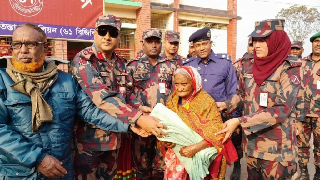 লালমনিরহাট সীমান্তে শীতার্তদের পাশে ৬১ বিজিবি, ২০০ দুস্থ পরিবারের মাঝে শীতবস্ত্র বিতরণ