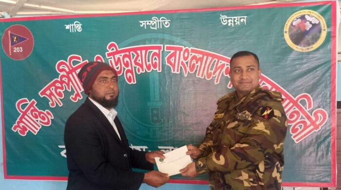 নতুন বছরের শুরুতে লংগদুর দুই শিক্ষাপ্রতিষ্ঠানে অনুদান প্রদান করল সেনাবাহিনী