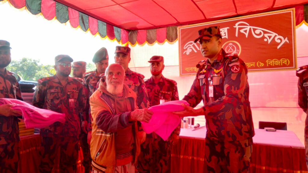 রুমায় শীতার্ত মানুষের পাশে বিজিবির রুমা ব্যাটালিয়ন, ২৫০ পরিবারে শীতবস্ত্র বিতরণ