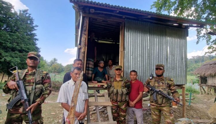 দুর্গম পাহাড়ে মানবিকতার উজ্জ্বল দৃষ্টান্ত: বিলাইছড়িতে অসহায় বৃদ্ধার ঘর মেরামত করে দিল সেনাবাহিনী