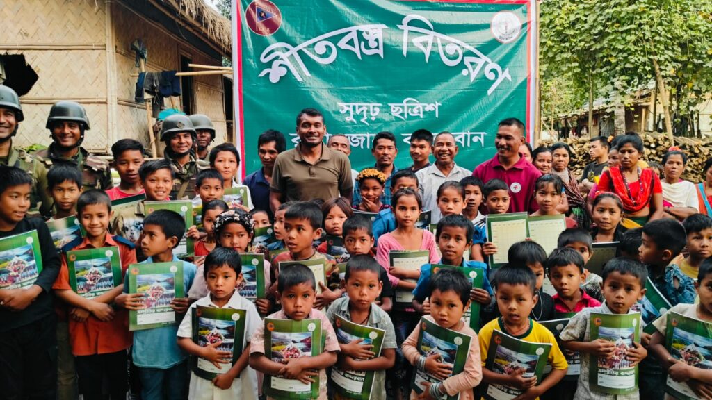 রুমার দুর্গম পাহাড়ে শিক্ষার আলো ছড়াল সেনাবাহিনী: শিক্ষার্থীদের শিক্ষাসামগ্রী ও শীতবস্ত্র বিতরণ
