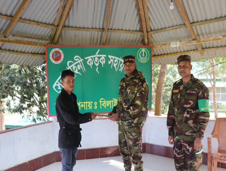 বিলাইছড়িতে জটিল রোগে আক্রান্ত অসহায় কিশোরীর চিকিৎসায় সেনাবাহিনীর মানবিক সহায়তা