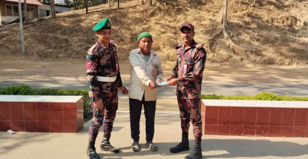 দুর্গম সাজেকে মানবিকতার দৃষ্টান্ত, অসহায় পাহাড়ি পরিবারের পাশে দাঁড়াল বিজিবি