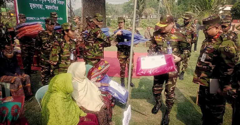 মুক্তাগাছায় সেনাবাহিনীর মানবিক উদ্যোগ: বিনামূল্যে চক্ষু চিকিৎসা ও শীতবস্ত্র বিতরণ