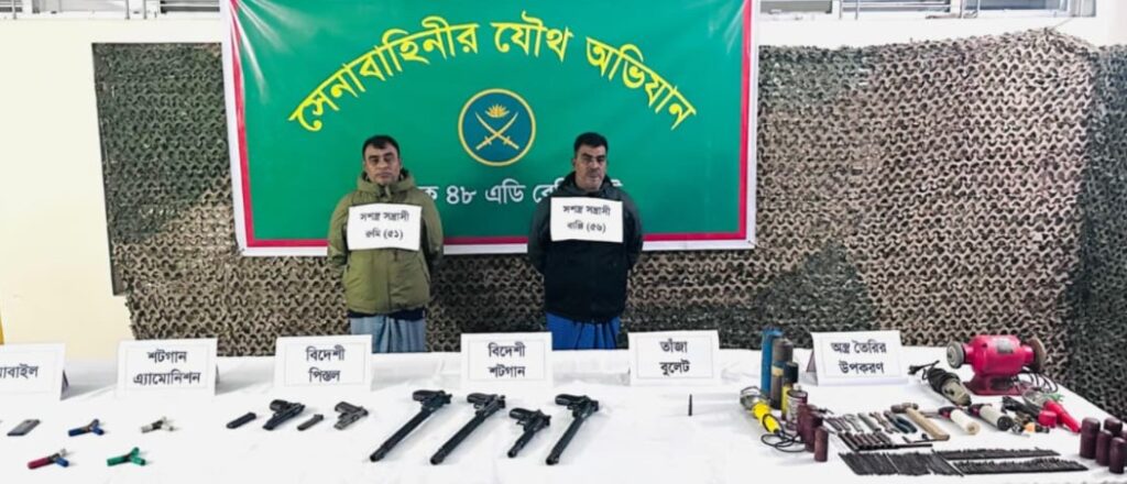 পুকুরে ঝাঁপ দিয়েও রক্ষা হলো না, বোয়ালখালীতে অস্ত্রসহ দুই শীর্ষ সন্ত্রাসী গ্রেফতার